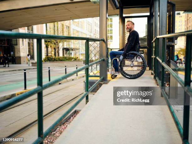 behinderter mann in einer stadt - rampe stock-fotos und bilder