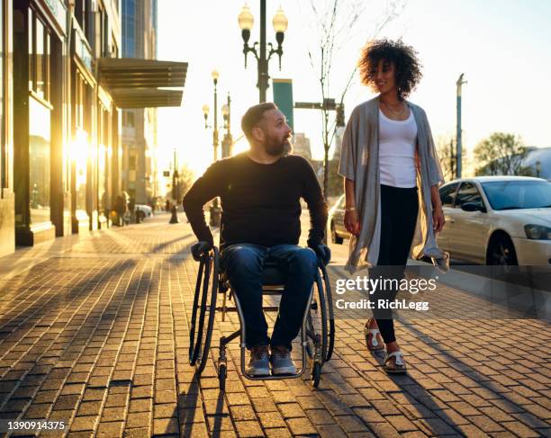 amigos en la ciudad - disabilitycollection fotografías e imágenes de stock