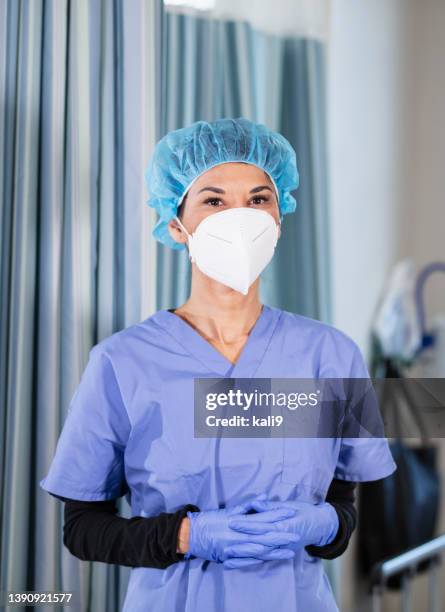 enfermera multirracial con mascarilla n95 - mascarilla-n95 fotografías e imágenes de stock