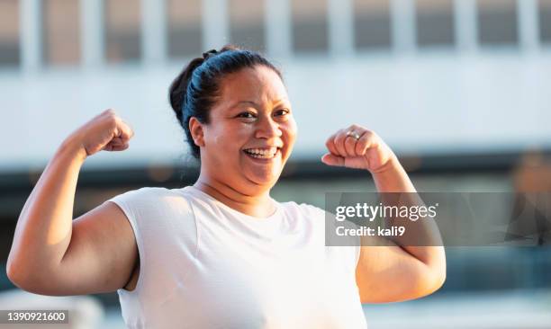 mujer isleña del pacífico flexionando sus bíceps - flexionar los músculos fotografías e imágenes de stock