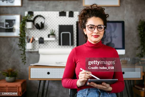 graphic designer woman drawing using computer drawing board in her office - grafisch ontwerper stockfoto's en -beelden