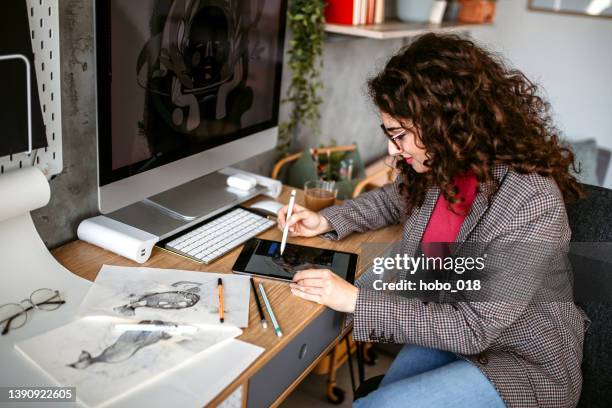 mulher artista trabalhando no escritório - ilustrador - fotografias e filmes do acervo