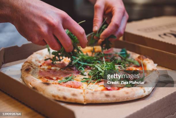 rucola fresca su una pizza - take out food foto e immagini stock