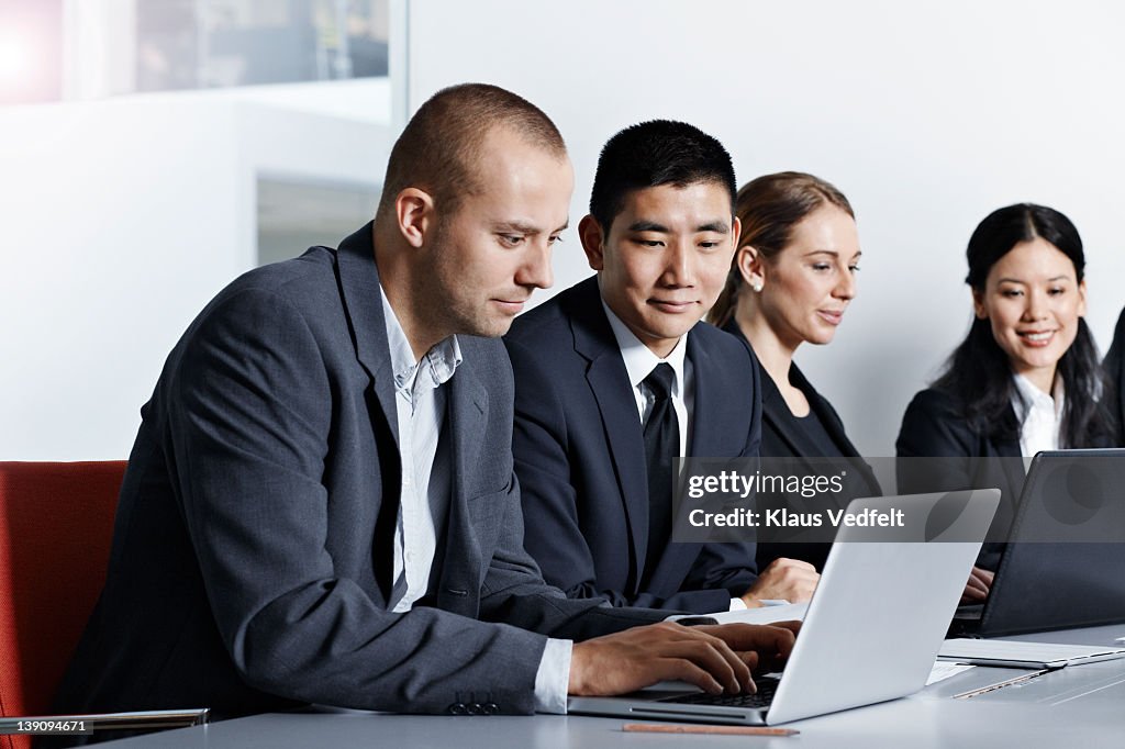 Business peoåle working at laptop