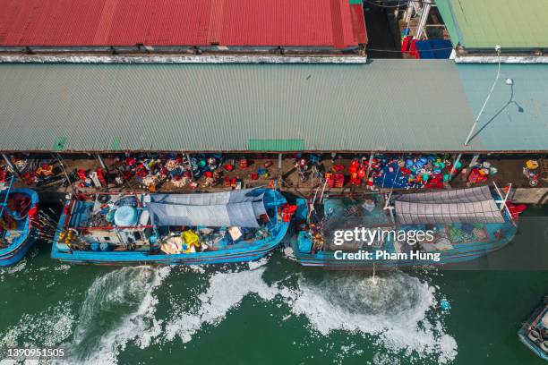 Unloading Fish Unloading Fish Photos and Premium High Res Pictures - Getty Images