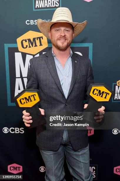 Cody Johnson poses with the Male Video of the Year award for ‘’Til You Can’t’ at the 2022 CMT Music Awards at Nashville Municipal Auditorium on April...