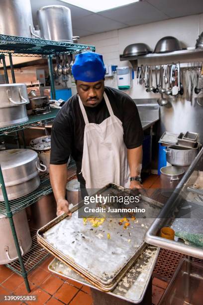 afro caribbean geschirrspüler arbeitet in einer restaurantküche - afro caribbean and american stock-fotos und bilder