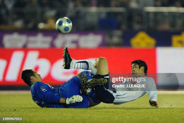 Lee Keun-ho of Jubilo Iwata and Yuichi Mizutani of Kyoto Sanga compete for the ball during the J.League J1 match between Kyoto Sanga and Jubilo Iwata...