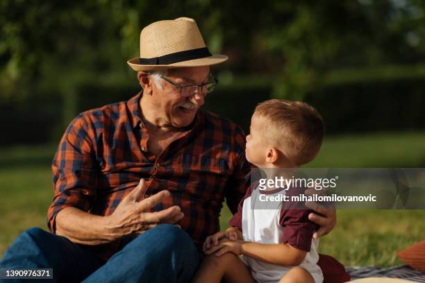 felicità con il nipote - vivere semplicemente foto e immagini stock