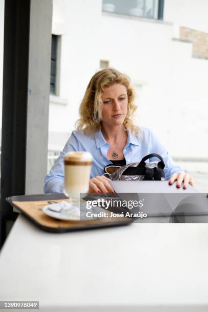 woman working from a beach terrace, open the laptop - pessoas notebook stock pictures, royalty-free photos & images