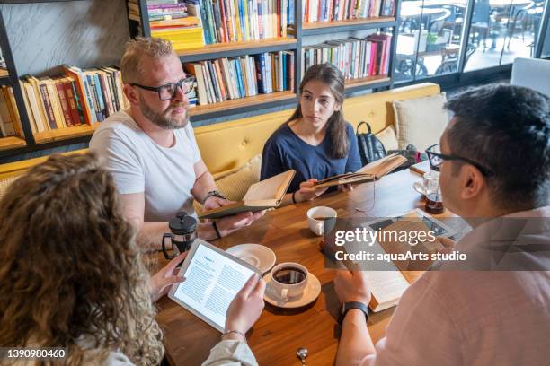 book club meeting - book club meeting stockfoto's en -beelden