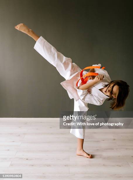 10 year old girl perfoming karate training exercises kicks mavashi geri - karate girl stockfoto's en -beelden
