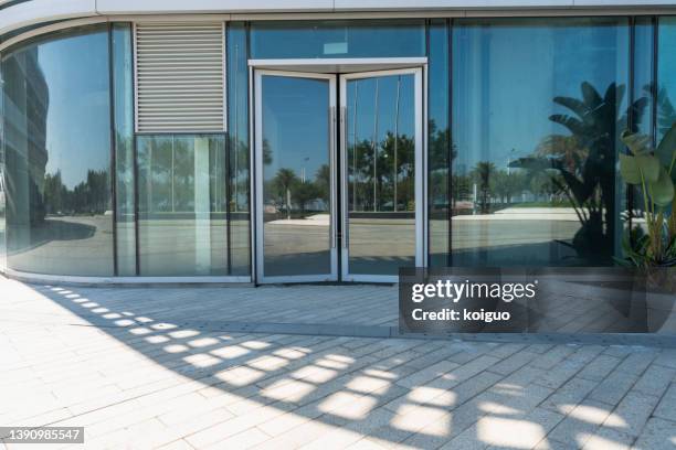 partially empty marble floor in building space - sliding door - fotografias e filmes do acervo