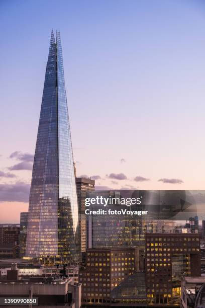 london the shard river thames embankment hochhaus sonnenuntergang skyline stadtbild - views of london from the shard tower stock-fotos und bilder