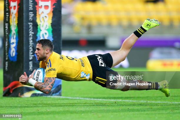 Perenara of the Hurricanes scores a try during the round nine Super Rugby Pacific match between the Hurricanes and the Moana Pasifika at Sky Stadium...