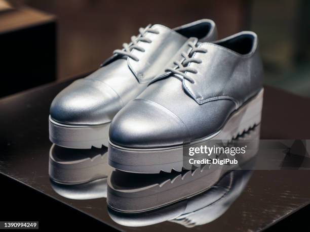 silver shoes - schuh im metallic look stock-fotos und bilder