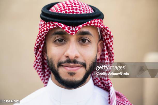 kopfaufnahme eines bärtigen saudischen mannes in traditioneller kleidung - saudi guy stock-fotos und bilder