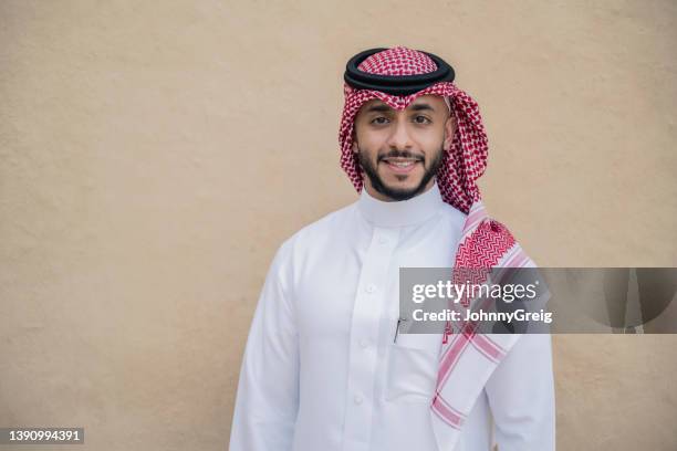 bearded saudi man in dish dash, kaffiyeh, and agal - ksa people stock pictures, royalty-free photos & images