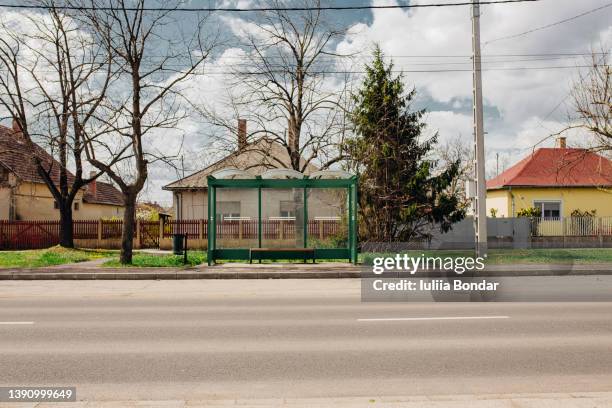 bus stop - busstop stock-fotos und bilder