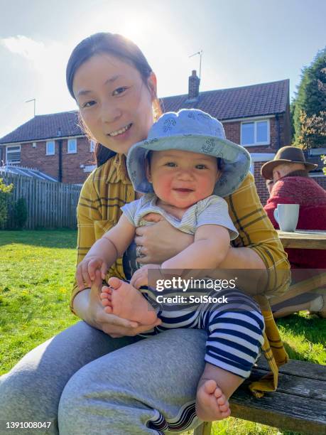 wochenenden in der sonne - baby sun hat stock-fotos und bilder