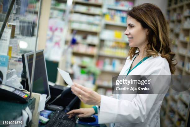 Pharmacist Using Computer 648 Pharmacist Computer Screen Stock Photos, High-Res Pictures, and ...