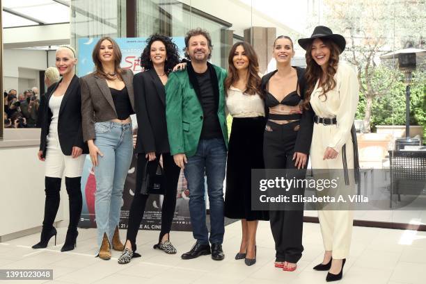 Director Leonardo Pieraccioni poses with acresses Eva Moore, Gabriela Giovanardi, Maitè Yanes, Sabrina Ferilli, Valentina Pregorer and Giulia Perulli...