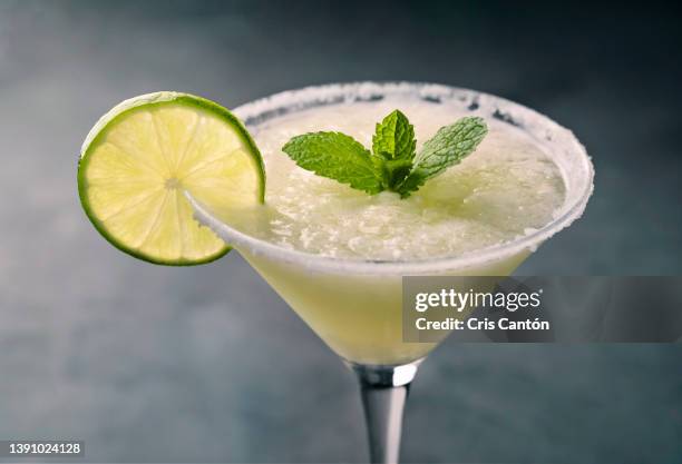 lime daiquiri on black background - daiquiri stock pictures, royalty-free photos & images