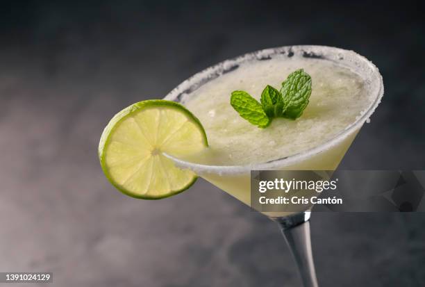 lime daiquiri on black background - daiquiri stock pictures, royalty-free photos & images