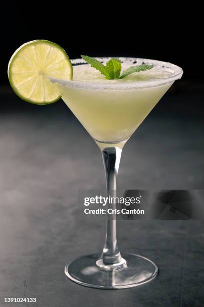 lime daiquiri on black background - daiquiri stock pictures, royalty-free photos & images