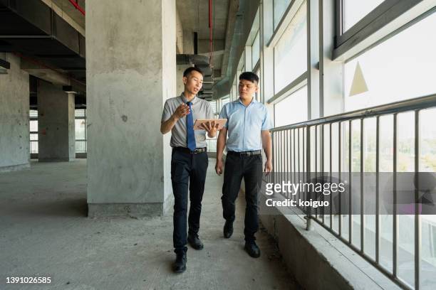the real estate agent is introducing the property to the customer - real estate developer 個照片及圖片檔