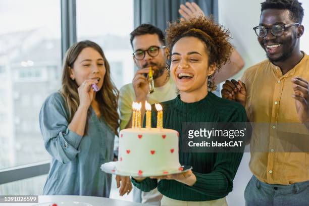 giovane donna eccitata pronta a spegnere le candele - cake party foto e immagini stock