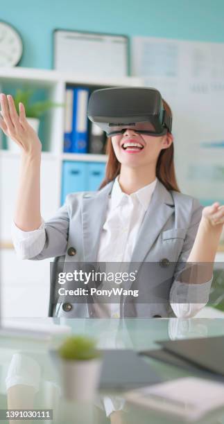 geschäftsfrau mit vr - erweiterte realität stock-fotos und bilder