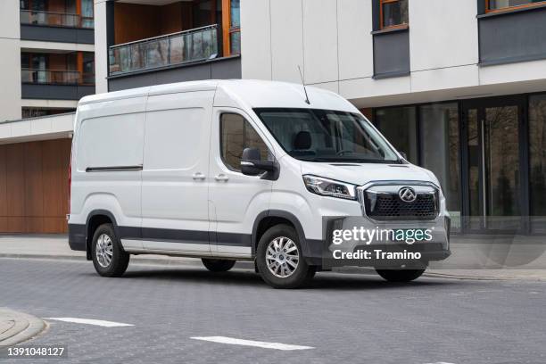 electric delivery van maxus on a street - vehicle manufacturers' brand names imagens e fotografias de stock