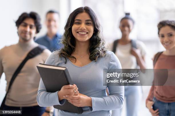 retrato de estudiantes universitarios - pueblos del sur de asia fotografías e imágenes de stock