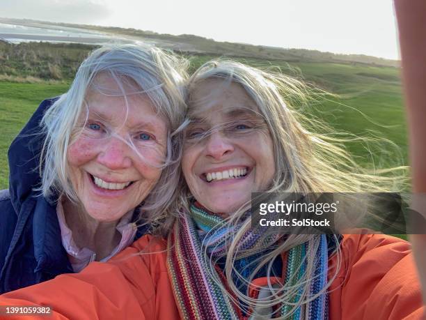 mein lieblingsmensch - mother and daughter in the wind stock-fotos und bilder