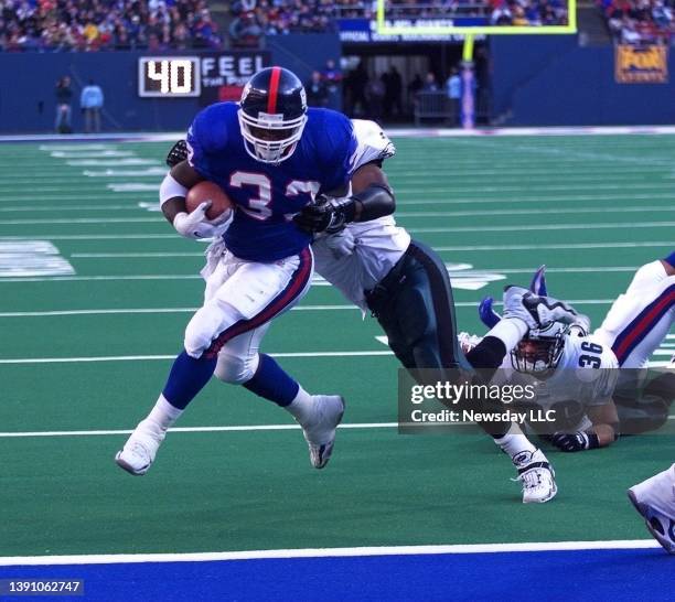 East Rutherford, N.J.: New York Giants Gary Brown drives into the end zone for the Giants 1st touchdown in the 3rd quarter of a game against the...