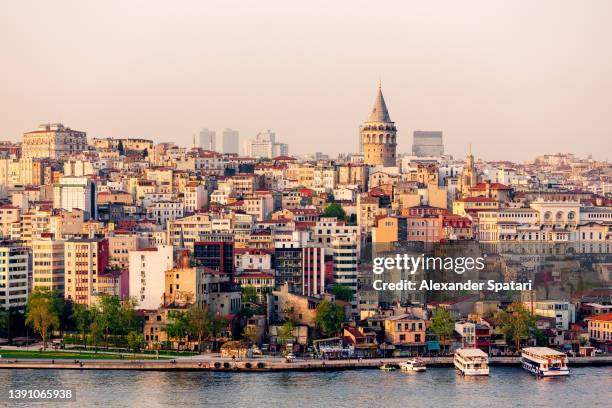 istanbul skyline at sunset, tukrey - bosporus bucht goldenes horn istanbul stock-fotos und bilder