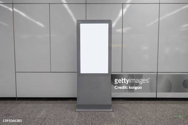 blank instruction screen in subway station - metro screen door stockfoto's en -beelden
