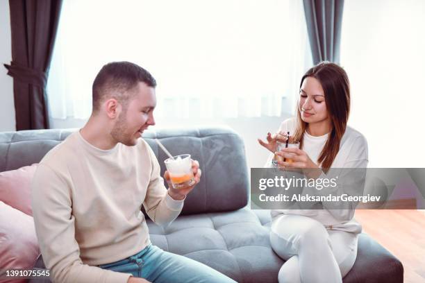 かわいいカップルが座って、さわやかな午後の飲み物を飲む - drunk wife at party ストックフォトと画像