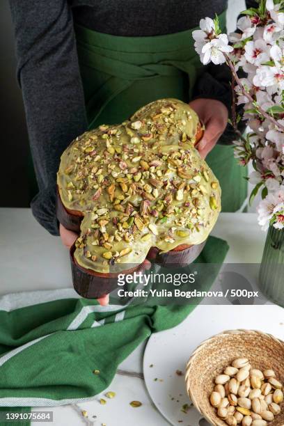colomba di pasqua traditional italian easter cake with pistachio - colomba pasqua stockfoto's en -beelden