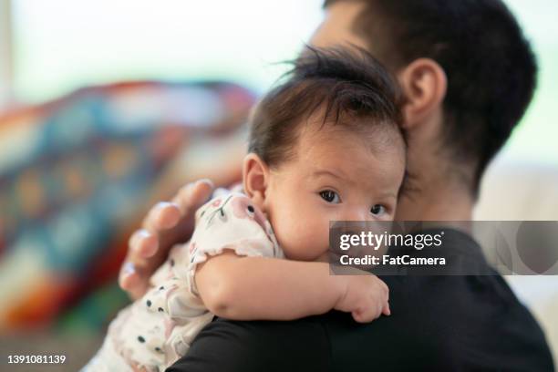 tiempo de vinculación con papá - newborn indian baby fotografías e imágenes de stock