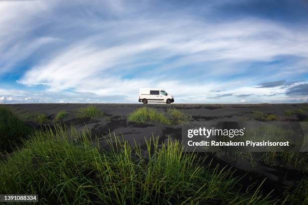 motor home camping van car near vestrahorn mountains near the black beach sea - cultura islandesa fotografías e imágenes de stock