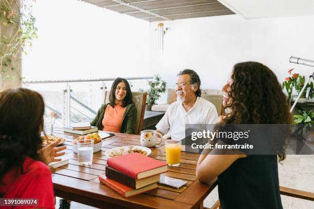 book club meeting at home - book club meeting stockfoto's en -beelden