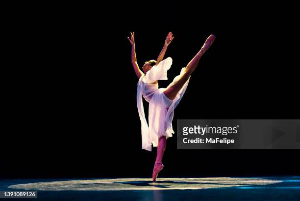 teenage girl dancing neoclassical ballet on stage - dar uma ajuda imagens e fotografias de stock