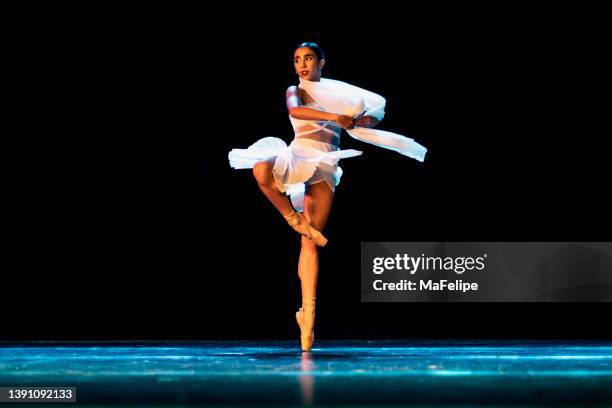 adolescente dançando balé neoclássico no palco - rodar - fotografias e filmes do acervo