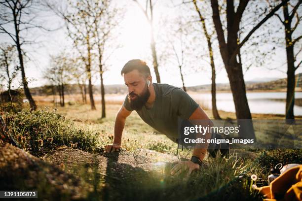 sportsman doing planking exercise - opdrukken stockfoto's en -beelden