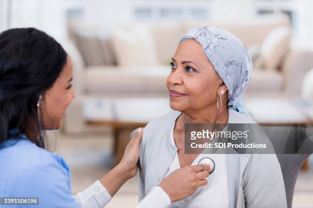 nurse checks the woman's heart - lung doctor patient stockfoto's en -beelden