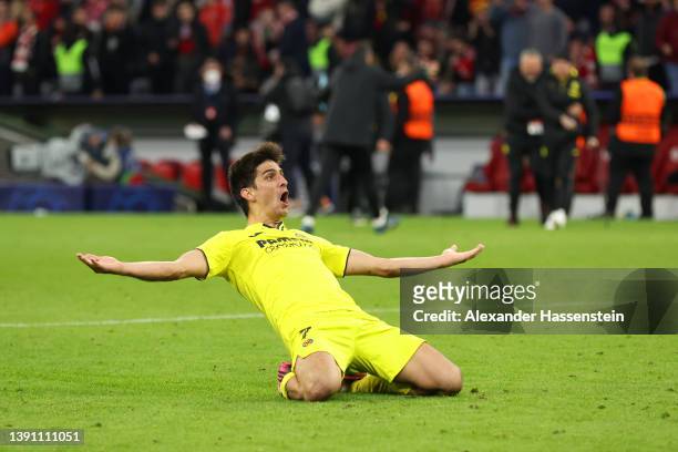 Gerard Moreno of Villarreal CF celebrates following their draw and qualification in the UEFA Champions League Quarter Final Leg Two match between...