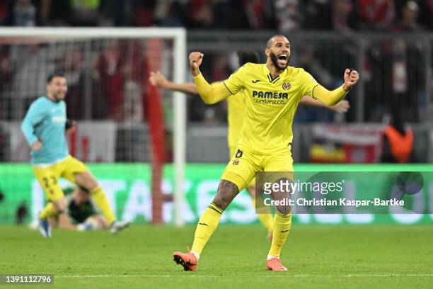 Etienne Capoue of Villareal celebrates victory after the UEFA Champions League Quarter Final Leg Two match between Bayern München and Villarreal CF...