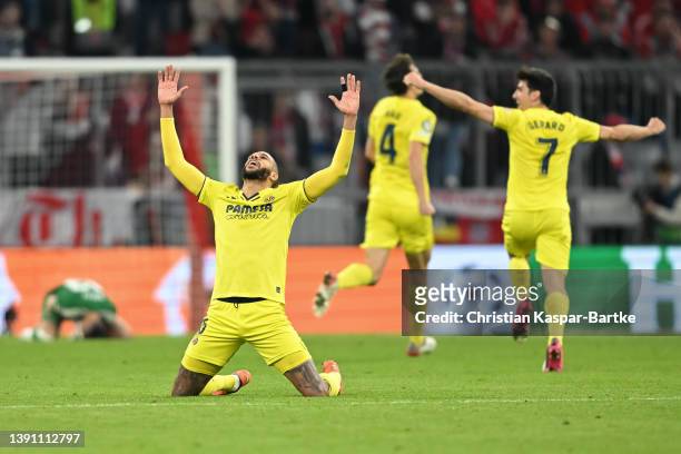 Etienne Capoue of Villareal celebrates victory after the UEFA Champions League Quarter Final Leg Two match between Bayern München and Villarreal CF...